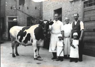 eine Metzgerfamilie vor dem Schlachten, ca. 1940
